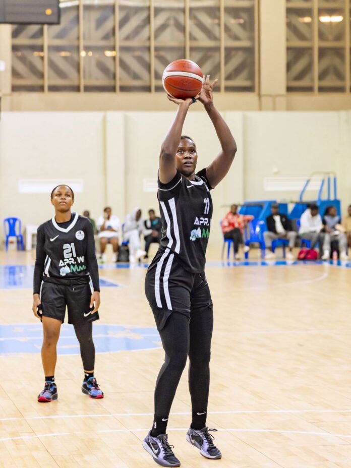 Assouma Uwizeye APR Women’s Basketball held their nerve in a nail-biting 66-62 victory over The Hoops, extending their unbeaten run to 11 games while snapping their opponents’ five-game winning streak in the Rwanda Basketball League.